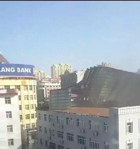 楼顶的风很大什么意思
