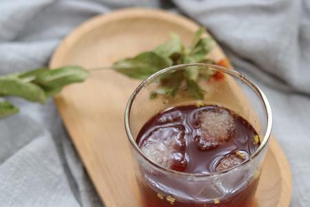 酸梅膏兑水后要加糖吗