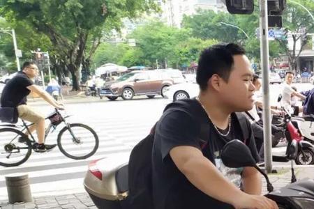 骑电瓶车闯红灯能拍到车牌