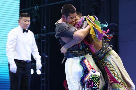 为什么蒙古人摔跤完后要跳几下