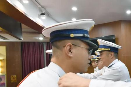 火焰蓝礼服绶带佩戴方法