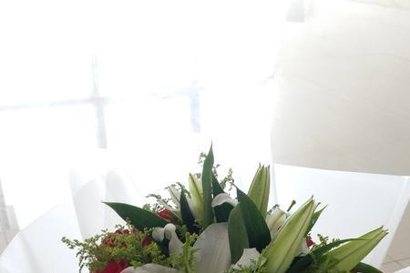 三朵玫瑰和一支百合是什么意思
