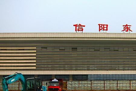 信阳火车站从哪个广场进站