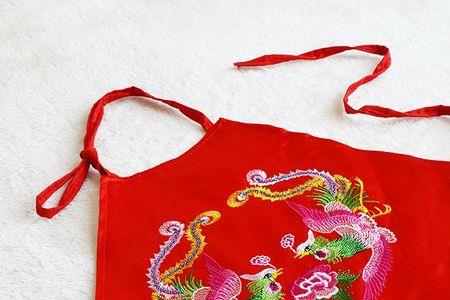 金锁为什么穿红肚兜