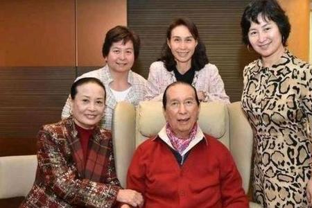 赌王何鸿最后一个字怎么念