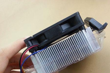 CPU散热器和风扇连接的钢丝怎么装