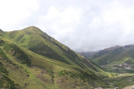 不管山高路远原唱