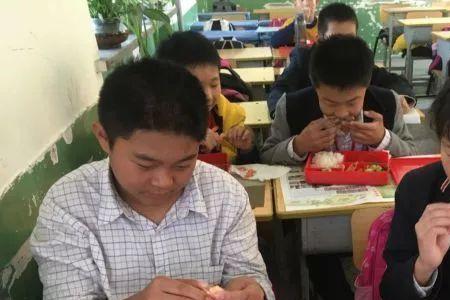 什么叫学校配餐