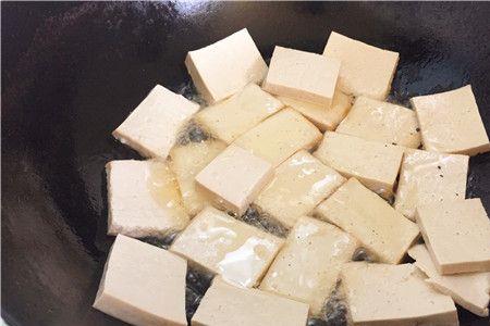 五花肉清炖豆腐的做法
