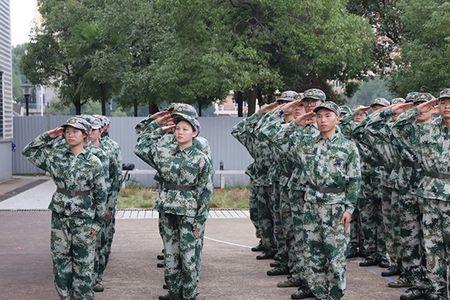 正步向右看向前看怎么走