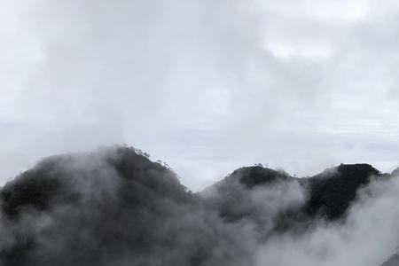 云飞雾绕是成语吗