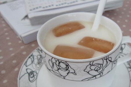 牛奶加入红茶为什么会结块