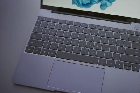 matebookd16是镜面屏吗