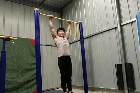 单杠能上去单力臂的人厉害吗