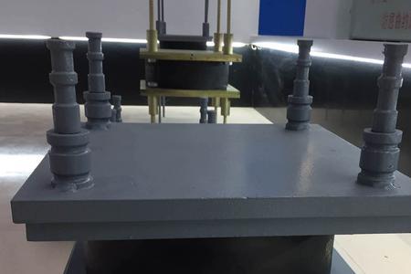 隔震带用什么材料