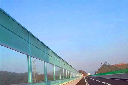 公路上的隔音护栏有用吗