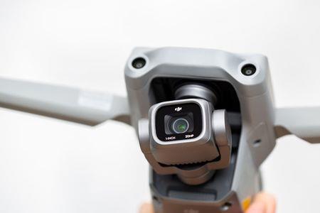 大疆air2s需要贴镜头膜嘛