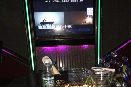 一个人去酒吧玩还是去KTV玩