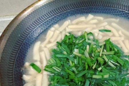 蛤蜊肉韭菜面条的做法