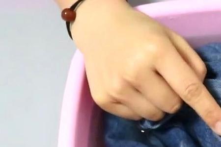 盐水泡衣服的正确方法