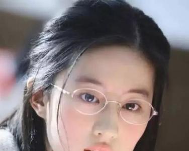 为什么说戴眼镜的女生不简单