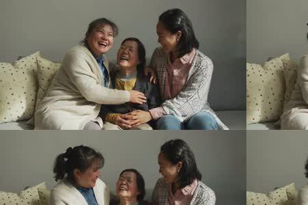 两个老妇人讲的是什么
