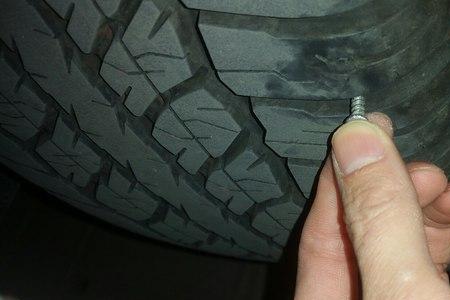 汽车轮胎被钥匙扎透可以补吗