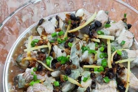 蒜蓉豆豉蒸杉尾鱼步骤