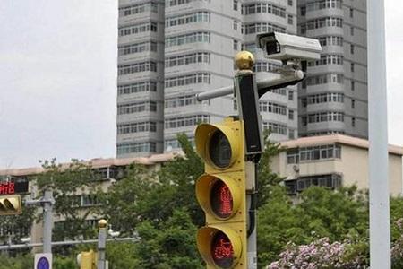 红绿灯路口电子眼不亮是没开吗