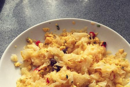 为什么有的鸡蛋炒出来发白