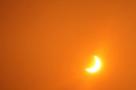 什么时候月亮比太阳大