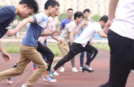 14岁男生可以穿高跟鞋吗