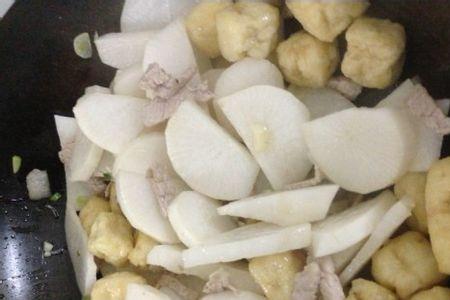 白萝卜煲油豆腐怎么做