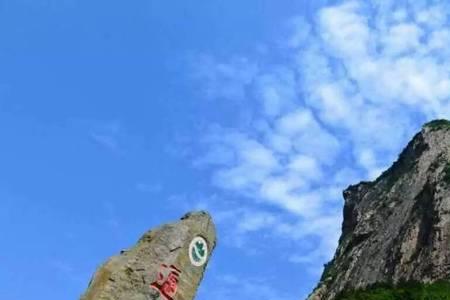 千峰壁立入云天怎么对下联