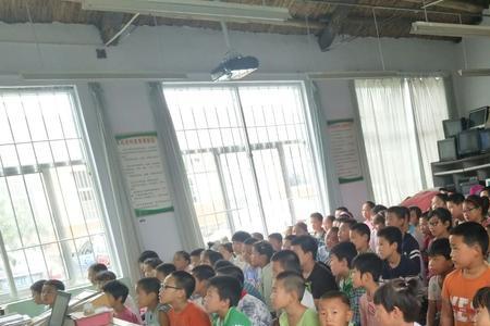 小学坐第一排的是什么人