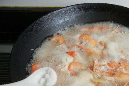 为什么有的虾煮出来是粉的