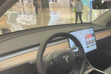 特斯拉modely没有跟车充电器吗