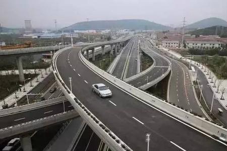 快速路和高速路高架高度