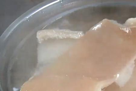 放冰箱的猪肉皮发黄了还能吃吗