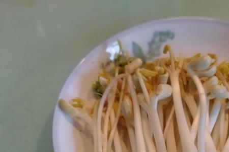洋葱炒花生芽的做法
