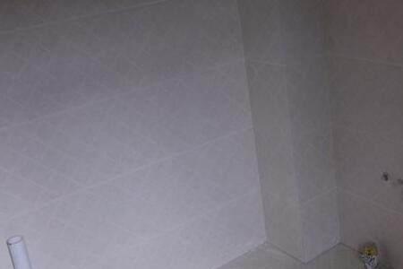 卫生间地砖渗水但不漏