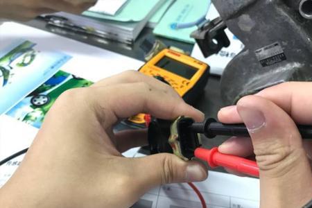 尾气检测前应该熄火还是怠速