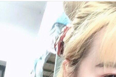 为什么头发在太阳下是黄的