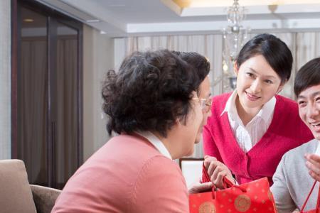 去朋友家温锅带什么礼物