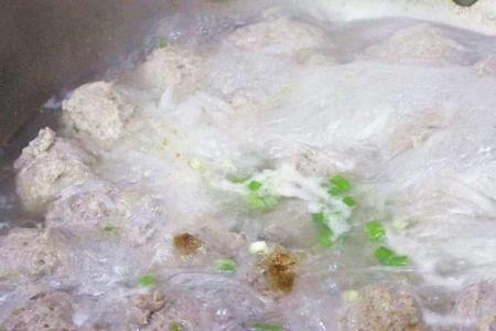 做羊肉丸子内放食用油吗