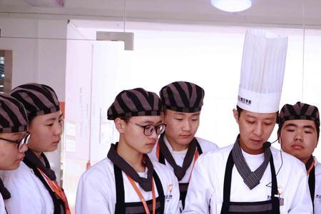 一级厨师和二级厨师哪个级别大