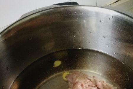 高压锅炖骨头汤放多少水