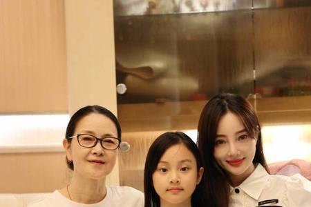 李小璐多少岁生的女儿