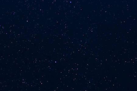 星星在夜空中闪烁造句