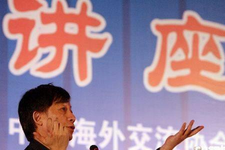 百家讲坛被易中天怼的学生是谁
